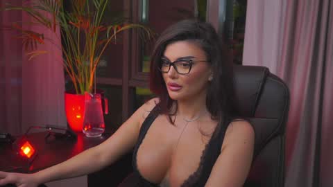 Nicolle online show from January 30, 10:30 pm