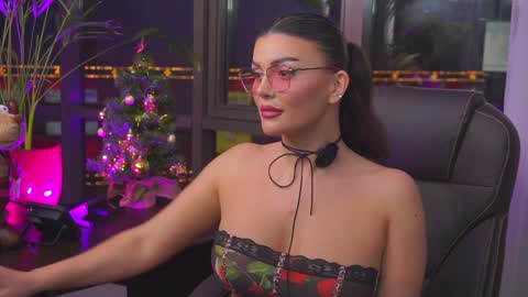 Nicolle online show from December 17, 5:58 pm