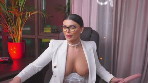 Nicolle online show from January 26, 5:02 pm