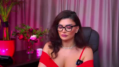 Nicolle online show from September 14, 9:38 pm