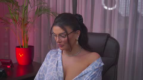 Nicolle online show from January 19, 3:32 pm