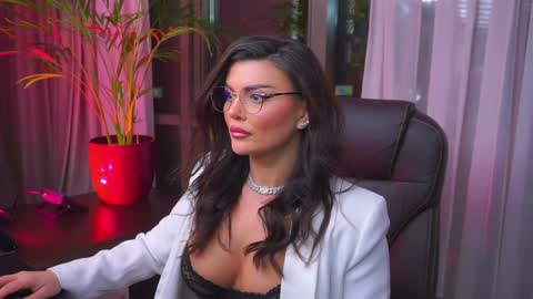 Nicolle online show from February 3, 1:19 am
