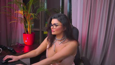 Nicolle online show from February 8, 9:57 pm