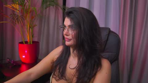 Nicolle online show from February 7, 7:49 pm