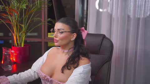 Nicolle online show from January 5, 1:56 am