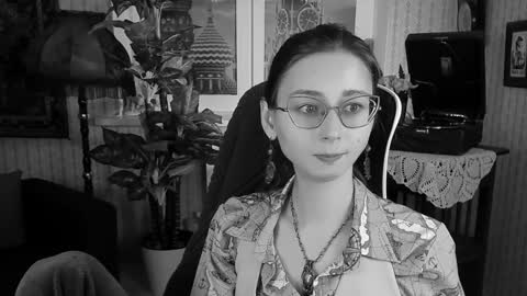 Orianna -  Hi Im into geek culture cosplay crafting LARP games. Shall we play DnD online show from December 28, 5:46 pm