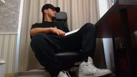 OscarGriffin online show from September 21, 5:44 am