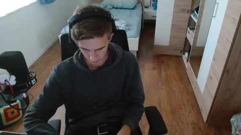 OverkneeBabe online show from October 25, 11:20 am