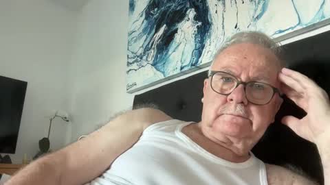 Snapshot of ozhairybearxxxx chatting on December 6, 1:02 am ozhairybearxxxx online show from December 6, 1:02 am