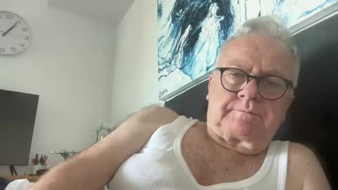Snapshot of ozhairybearxxxx chatting on January 6, 2:04 am ozhairybearxxxx online show from January 6, 2:04 am