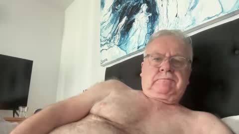 Snapshot of ozhairybearxxxx chatting on December 4, 4:15 am ozhairybearxxxx online show from December 4, 4:15 am