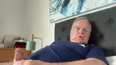ozhairybearxxxx online show from May 14, 1:04 am