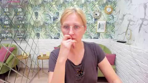 Snapshot of paris_cherry chatting on September 14, 8:43 pm Paris online show from September 14, 8:43 pm