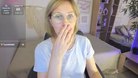 Snapshot of paris_cherry chatting on September 17, 8:34 pm Paris online show from September 17, 8:34 pm