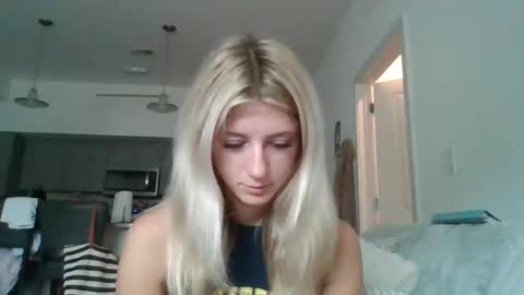 parisbaby2000 online show from October 13, 1:57 pm