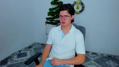 Snapshot of patrik027 chatting on December 5, 12:39 pm .... online show from December 5, 12:39 pm