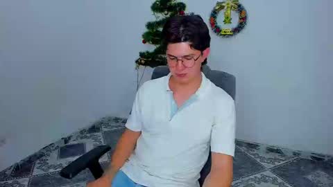 Snapshot of patrik027 chatting on December 5, 9:44 pm .... online show from December 5, 9:44 pm