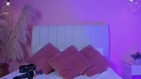 Pau  online show from November 18, 3:31 am