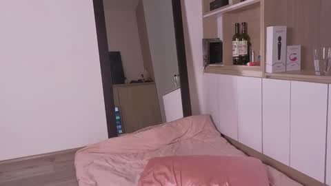 Ema online show from November 18, 2:53 pm