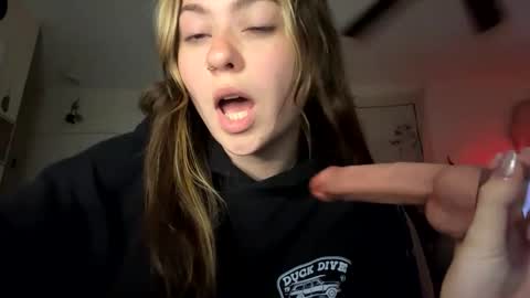 peachesncreampiezz online show from May 15, 11:45 pm