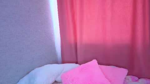 pearly_peach_ online show from June 18, 9:14 am