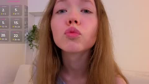 pearly_peach_ online show from August 4, 12:17 am