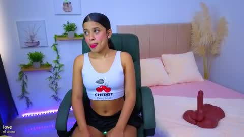 pequitasmedusa9 online show from October 10, 8:46 pm