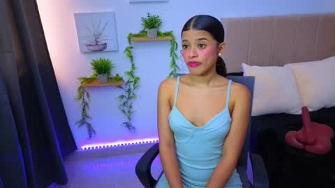 pequitasmedusa9 online show from October 14, 7:06 pm