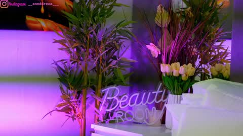 Dee online show from October 31, 4:18 pm