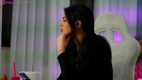 Dee online show from March 18, 7:20 pm