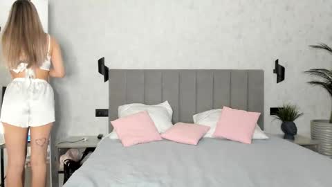 Mia online show from November 30, 8:43 am