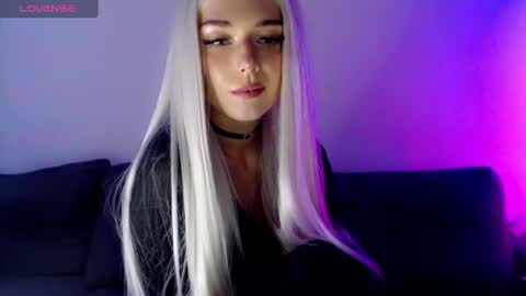 Isabella online show from December 6, 2:00 pm