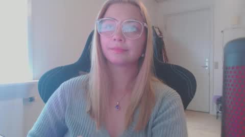 petalkiss online show from September 10, 2:40 pm