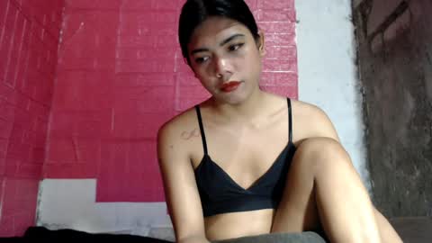 Snapshot of petite_jzee chatting on February 3, 9:18 pm jzee online show from February 3, 9:18 pm