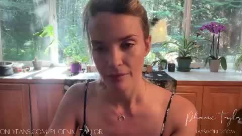 PHOENIX TAYLOR online show from June 17, 12:04 am