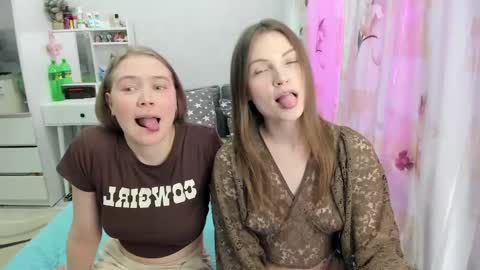 Adele and Elli online show from April 23, 4:52 pm