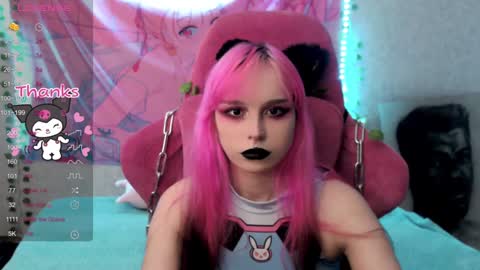 Snapshot of pineapple_dope chatting on December 19, 6:23 pm Nancy online show from December 19, 6:23 pm
