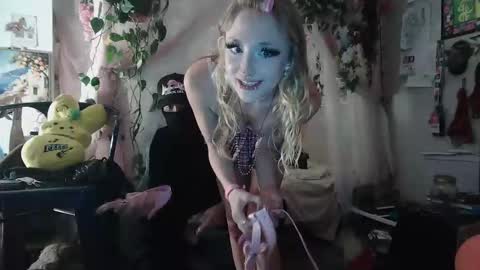 pixielovely online show from May 17, 4:43 am