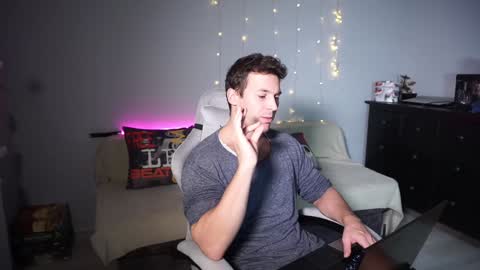 Snapshot of platinum_edition chatting on December 26, 11:03 pm Arsenii online show from December 26, 11:03 pm