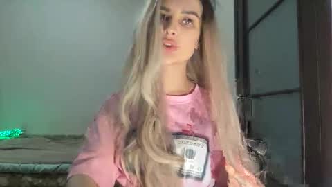 Mia online show from October 26, 8:30 pm