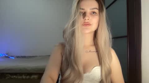 Mia online show from October 14, 9:29 pm