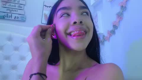 Snapshot of pocahontas_moon chatting on September 18, 1:15 pm Pocahontas online show from September 18, 1:15 pm
