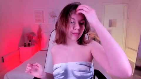 Snapshot of pollyrouge chatting on October 22, 1:35 pm Your Polly follow me online show from October 22, 1:35 pm