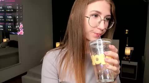 Elizabeth online show from October 10, 8:03 pm