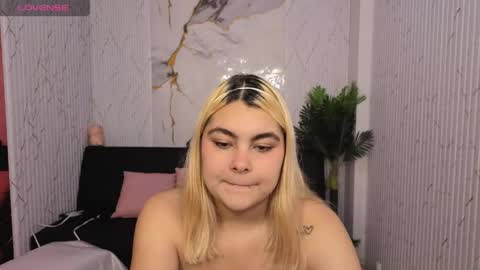 pretty_tay online show from April 16, 11:43 am