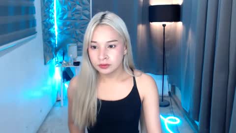 Snapshot of prettyallison_29 chatting on February 8, 11:13 pm prettyallison_29 online show from February 8, 11:13 pm