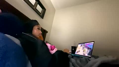 prettyfacefemale online show from February 3, 6:40 am