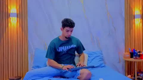 prince_arthur77 online show from June 9, 6:18 pm