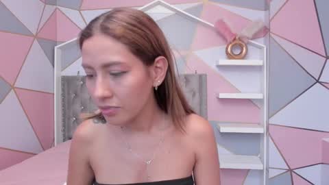Snapshot of princesslittle_4u chatting on February 13, 4:50 pm online show from February 13, 4:50 pm