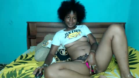 Snapshot of qeen_sexy chatting on February 5, 2:40 am queen sexy online show from February 5, 2:40 am